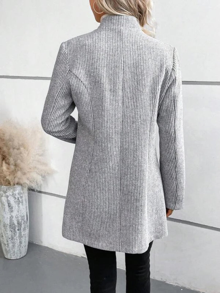 Gray monochrome outer clothing with long sleeves and bags 3