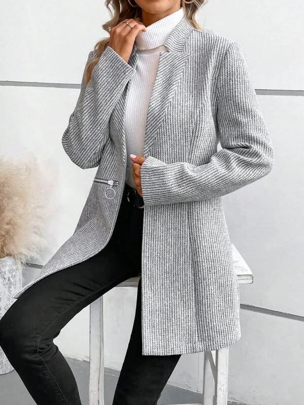 Gray monochrome outer clothing with long sleeves and bags 6
